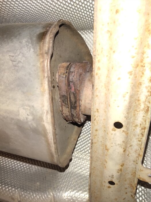 Rosten på skruvarna vid flänsen nära en ljuddämpare på en bil av modellen Passat 1.4 GTE 2016.