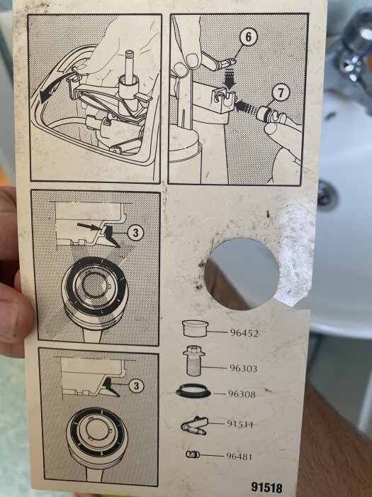 Sprängskiss av Ifö Aqua-spolvred med nummer, komponenter och illustrationer av delar och monteringssteg, hålls i en hand ovanför ett handfat.