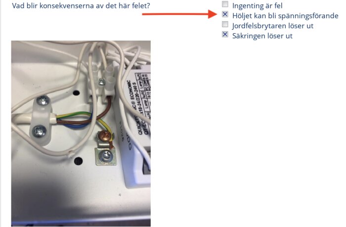 Elektrisk anslutning med flertrådiga kablar och anslutningsblock, alternativ "Höljet kan bli spänningsförande" är markerat.