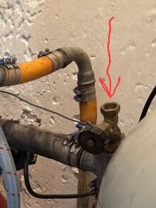 Gasrör med en pil ritad i rött som pekar mot en ventil.