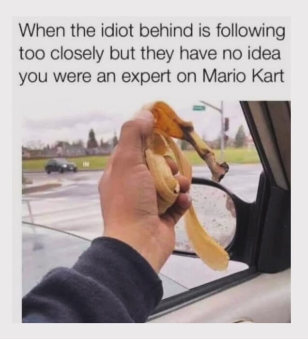 Hand som håller ett bananskal ut genom bilfönstret, med text om att använda Mario Kart-taktik mot bil som kör för nära bakom.