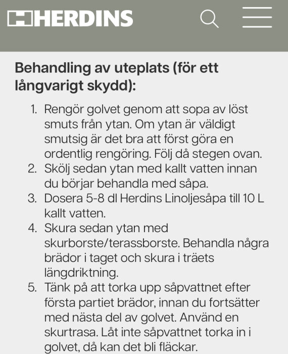 Herdins instruktioner för behandling av uteplats med linoljesåpa, inklusive steg för rengöring, dosering och torkning för långvarigt skydd.