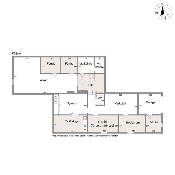 Planritning över en källare med rum som allrum, hall, tvättstuga, verkstad, garage, och flera förråd.