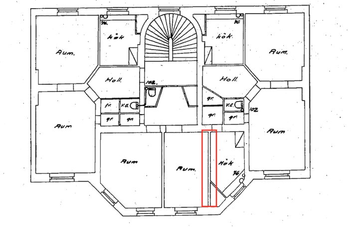 Planritning från 1905 visar en våning med rum markerade som "rum" och en vägg markerad i rött, potentiellt bärande enligt diskussionstext.