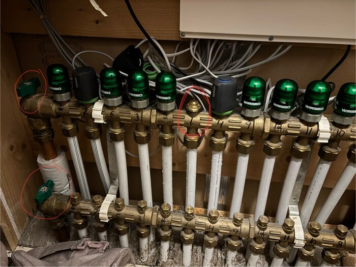 Wirsbo golvvärmesystem med flera ventiler markerade i rött, varav ventil nr 1 planeras att bytas ut. Röda markeringar visar även avstängda flöden.