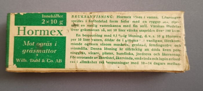 Förpackning av Hormex ogräsmedel, 2x10g, med grönt och vitt emballage, instruktioner för blandning och användning mot ogräs i gräsmattor.