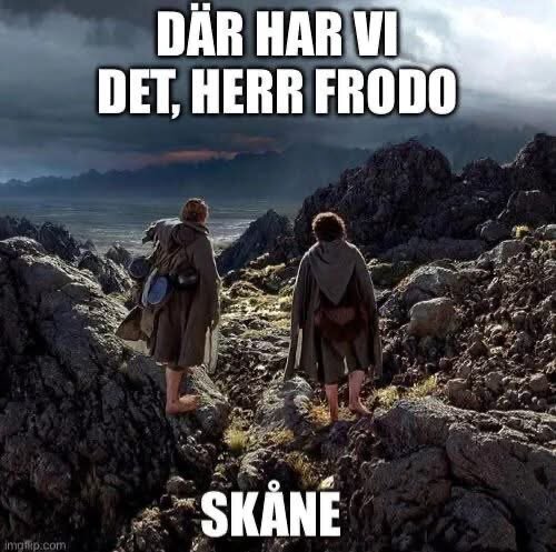 Två personer i mantlar går genom klippigt landskap med texten "Där har vi det, Herr Frodo - Skåne" ovanför.