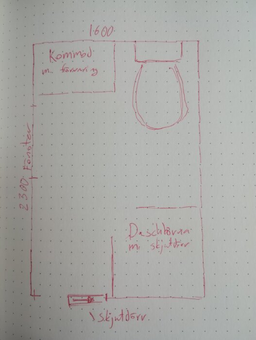 Handritad skiss av badrum med måtten 1600 x 2300 mm, visar kommod med förvaring, toalett, duschhörna med skjutdörr och förslag på förlängning av rummet.