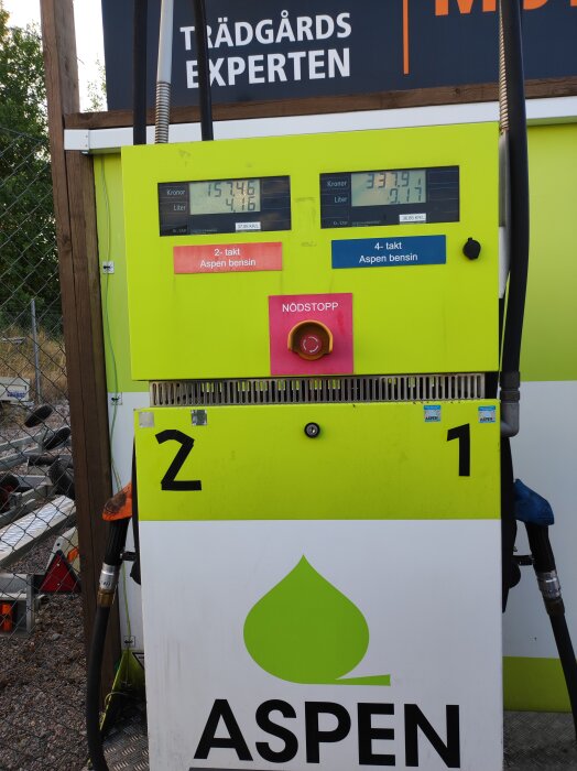Bensinpump i Strängnäs för Aspen bensin, med skärmar som visar pris och volym.