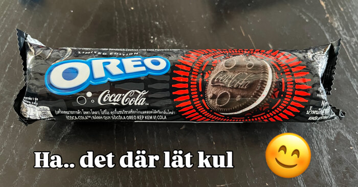 Förpackning av Oreo-kakor med Coca-Cola-smak och text: "Ha.. det där lät kul" samt en smiley-emoji.