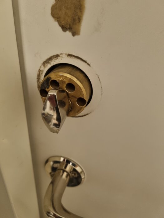 Dörr med ett defekt Aqara Smart Lock U200 och ett dörrhandtag som måste lyftas för att låsa.