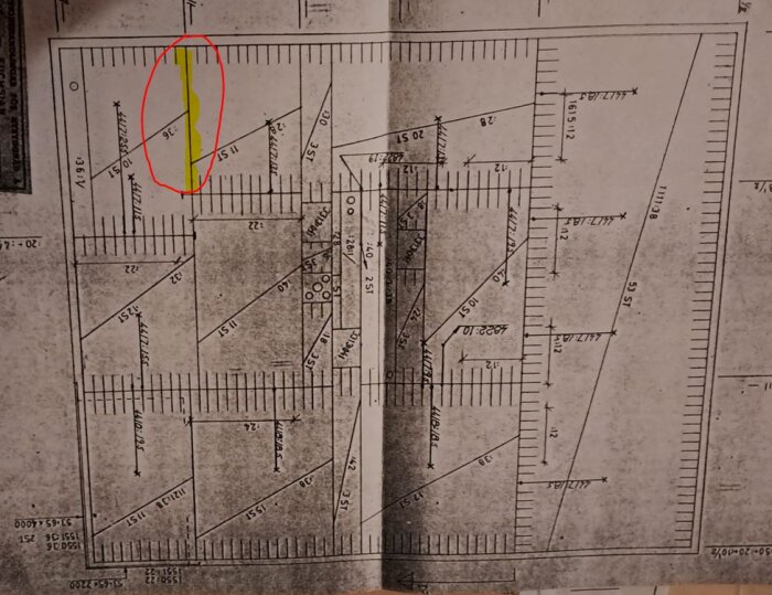 Bjälklagsritning med en vägg markerad i gult och inringad med röd penna.