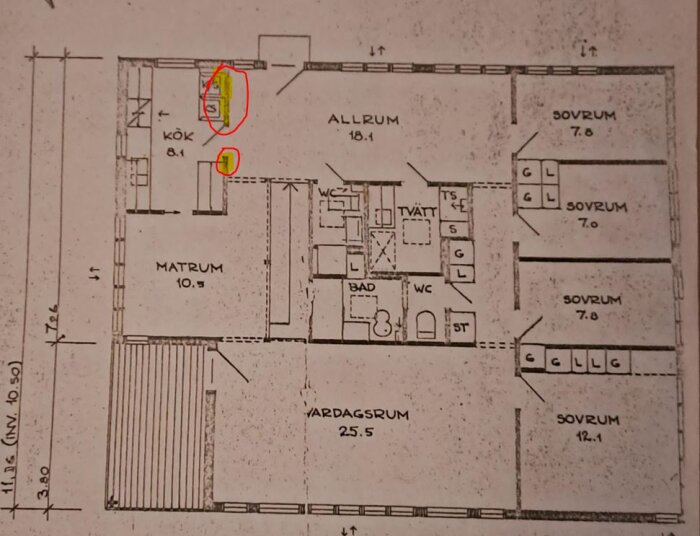 Planritning över ett elementhus med markerad vägg mellan kök och allrum, indikator för potentiellt icke-bärande väggar.