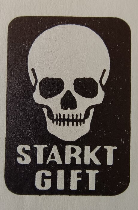 Symbol med en dödskalle och texten "Starkt gift," varningssymbol för farliga ämnen.