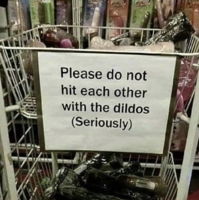 Korg med dildos och en skylt som säger "Please do not hit each other with the dildos (Seriously)".