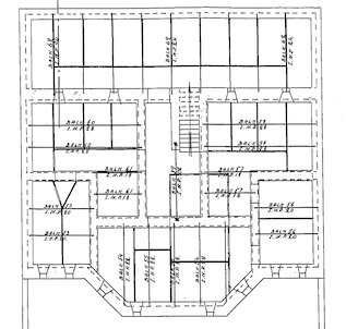 Konstruktionsritning av byggnad med rumsindelningar och måttangivelser.