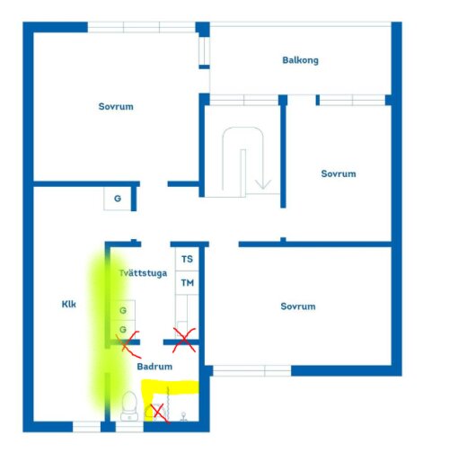 Planlösning för renovering av radhus med markerade områden för badrum och tvättstuga, visar planerade ändringar med skjutdörrar och maskinplaceringar.