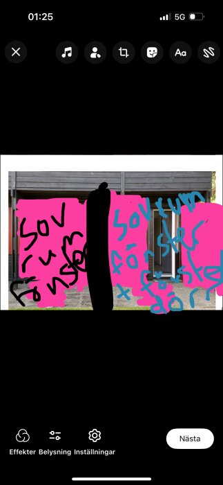 Exteriör av ett hus med textmarkerade områden för "sovrum" och "fönster" i rosa och blått.