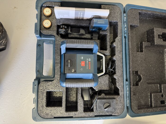 Laserverktyg i hård väska med stativ och tillbehör för konstruktion, perfekt skick.