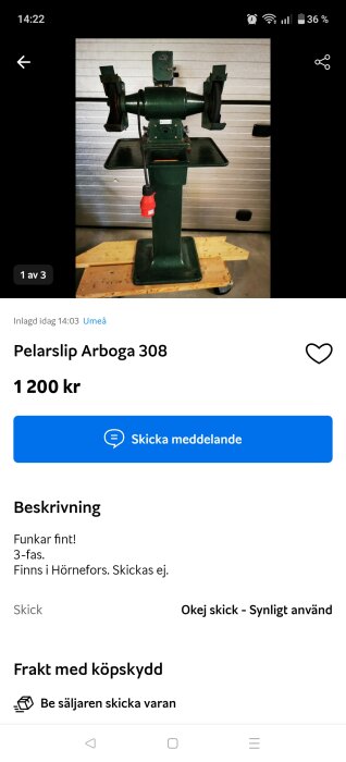 Grön pelarslipmaskin Arboga 308 på hjulförsedd träplattform mot grå bakgrund.