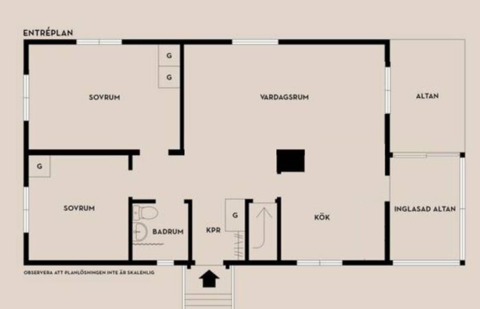 Planlösning för ett hus med två sovrum, kök, vardagsrum, badrum, altan och inglasad altan. Murstock markerad i vardagsrum.