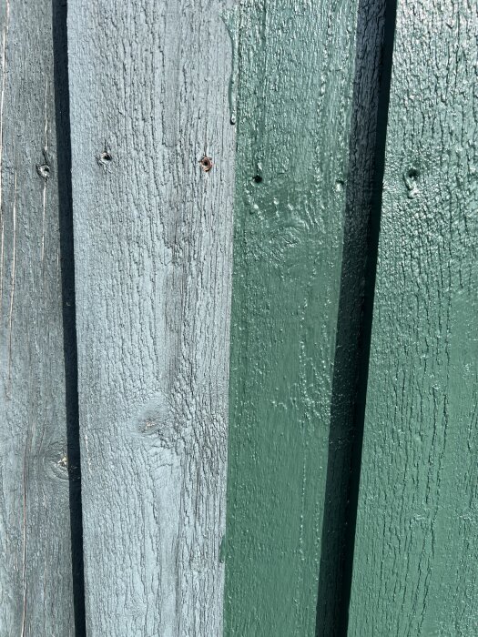 Sliten bräda med avskavd färg till vänster och nyligen målad bräda till höger, båda i samma gröna nyans.