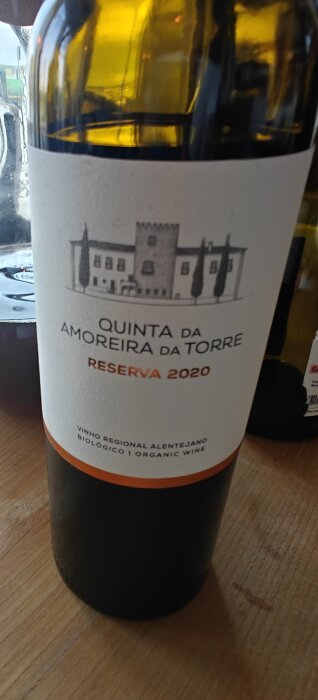 Flaska med portugisiskt rödvin, Quinta da Amoreira da Torre, Reserva 2020, ekologiskt vin från Alentejano-regionen.