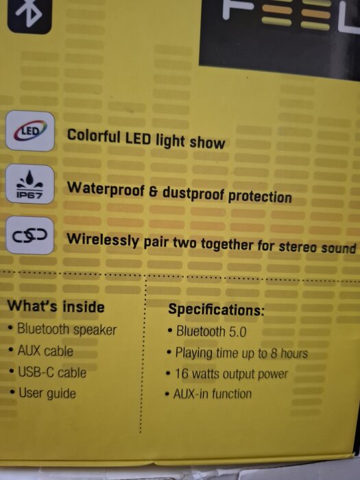 Förpackning av Bluetooth-högtalare med funktioner som LED-ljussystem, IP67-klassning, Bluetooth 5.0, upp till 8 timmars batteritid och 16 watts effekt.