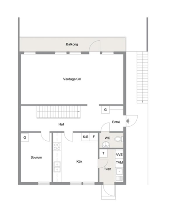 Planritning visar en bostad med vardagsrum, kök, sovrum, hall, wc, tvättstuga, och balkong. Diskussion kring ventilation saknas i tvättstugan under mark.