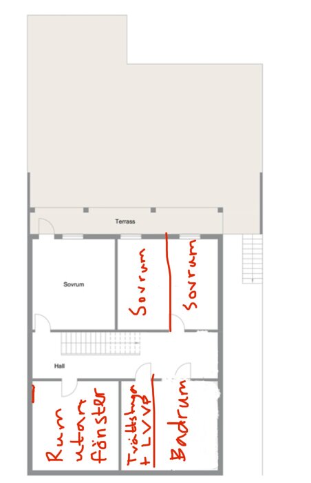 Planritning över en våning i ett hus efter renovering med rum märkta som sovrum, badrum och tvättstuga med röda bokstäver.