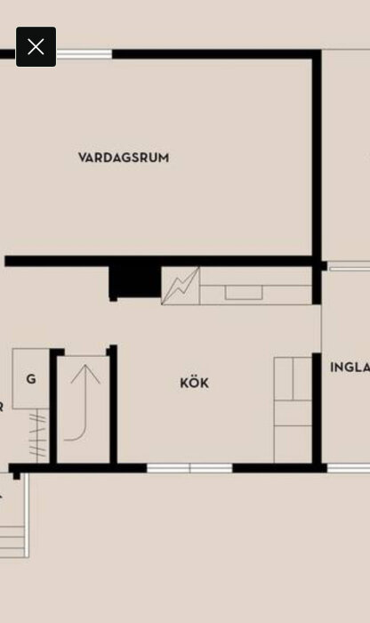 Köksplanritning med skåp på tre sidor, köksö mot murstock, anslutning till vardagsrum och inglasad del markerad.