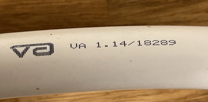 Rör med märket "VA 1.14/18289" tryckt på, del av värmepumpinstallation.