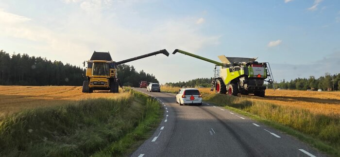 Traktorer med utfällda bommar hedrar Axel i kortege på landsväg, omgivna av fält och skog.