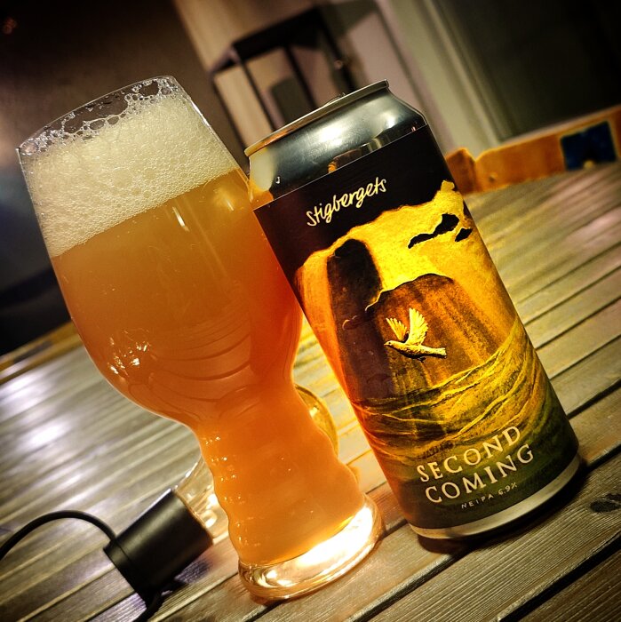 En burk Stigbergets Second Coming IPA och ett glas fyllt med samma öl på ett bord.