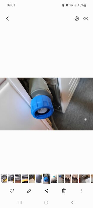 Koppling på tvättmaskin med blått munstycke som inte passar, vilket förhindrar anslutning till vattenledning.