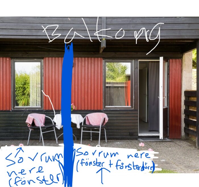 Exteriör av ett hus med röd och svart panel. Två stolar med handdukar framför fönster och dörr. Text och pilar markerar sovrum.