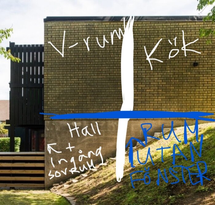Tegelvägg med handskriven text som visar olika rum i ett hus: V-rum, kök, hall, ingång sovrum, rum utan fönster.
