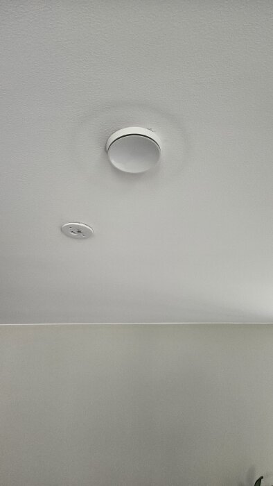 Tilluftsdon i taket med synliga mörka ringar runt, troligtvis orsakade av fukt från kyld tilluft.