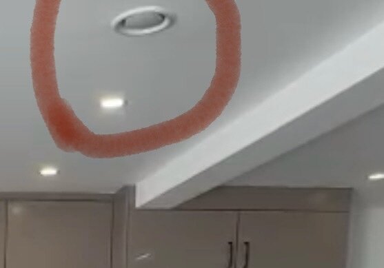 Tak med inbyggd belysning och en cirkulerad ventil eller don ovanför kökskåp.