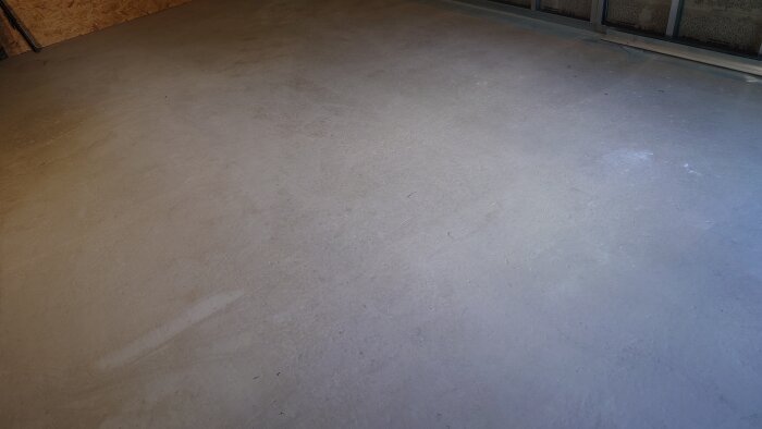 Översiktsbild av ett golv med en del som ser knottrig ut.