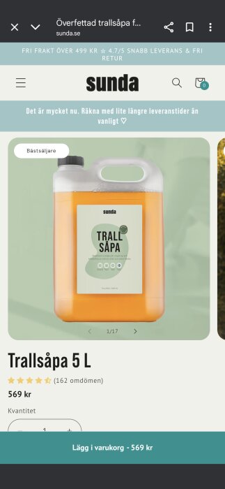 5-litersflaska Sundas trallsåpa med etikett för rengöring och behandling av trätrall, grön bakgrund.