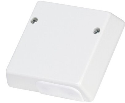 Vit fyrkantig strömbrytare med rundade kanter monterad på en vägg.