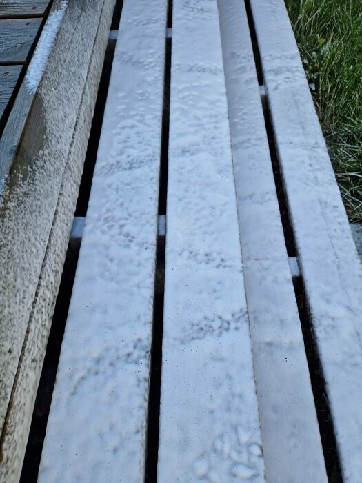 Trätrall täckt med skum från såpa, resultatet av att använda en skumlans för rengöring enligt besökare i ett bygg- och renoveringsforum.