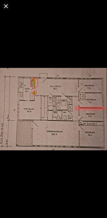 Byggnadsritning av en bostad med markerad bärande vägg i sovrum och andra markeringar i kök.