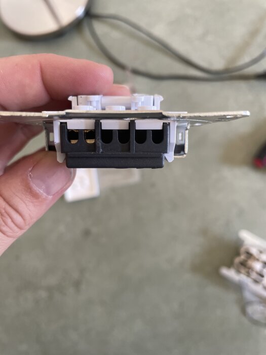 Närbild av en elektrisk kopplingsdosa med flera anslutningspunkter.