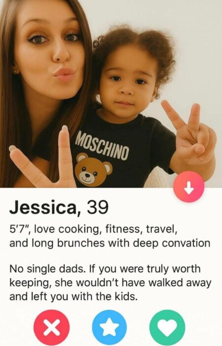 En kvinna och ett barn gör V-tecken med händerna framför kameran. Text med personlig information och intressen syns under bilden.