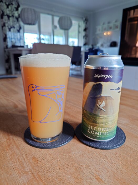 Ölglas bredvid en burk med etikett från Stigberget.