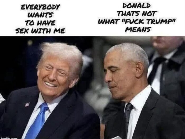 Två män i kostym sitter bredvid varandra. Den ene ler, medan den andre ser ut att överväga något. Text ovanför: Humoristiska kommentarer.