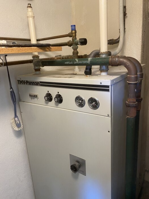 TMV elpanna med rör och termometrar från 70-talet, med justerbara vred för temperaturinställning.