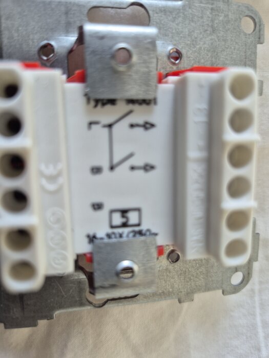 En elektrisk koppling med symboler och anslutningar.
